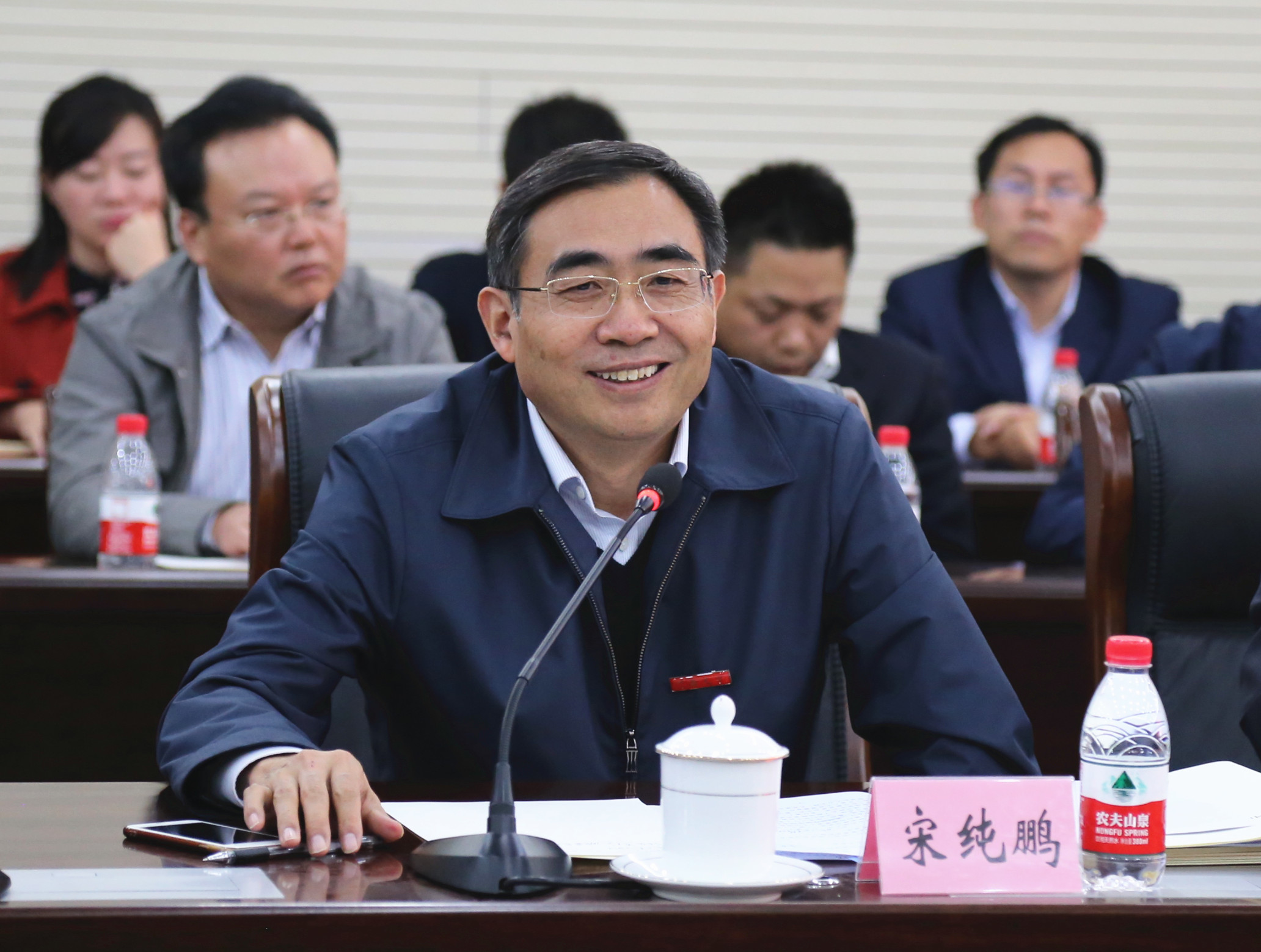 校长宋纯鹏主持座谈会