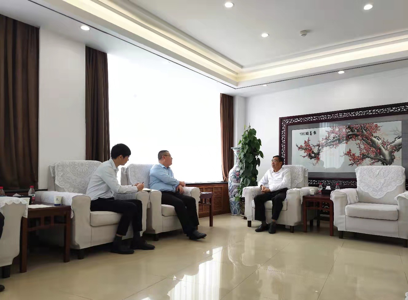 华为技术有限公司河南政企业务总经理石艳东一行来校交流