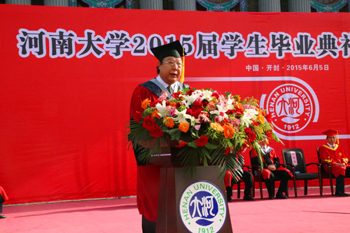 5常务副校长赵国祥主持毕业典礼暨学士学位授予仪式_副本