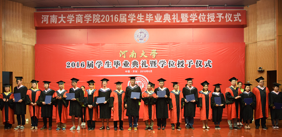 导师向毕业生授学位_副本