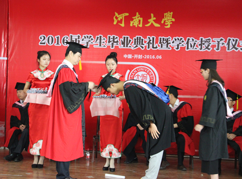 院长拨流苏 (1)_副本