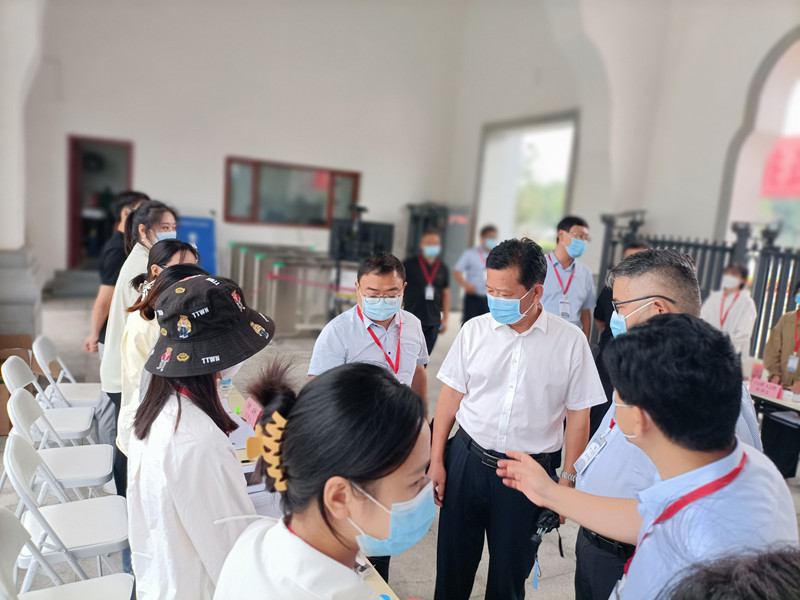 孙功奇看望郑州龙子湖校区河南省“万名中小学校长培训计划” 报到学员