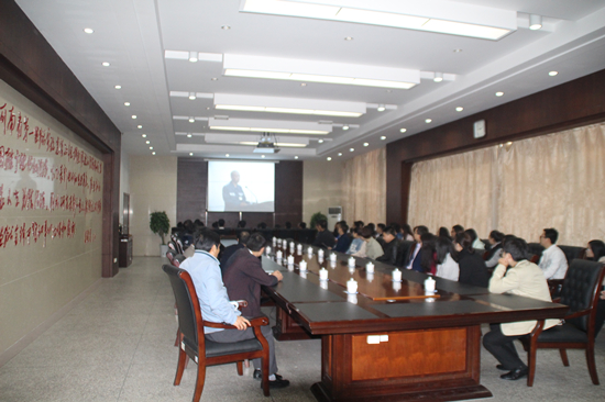 哲管院MPA研究生观看演讲视频_副本