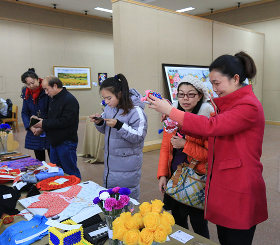 我校举办女教职工手工艺术作品展