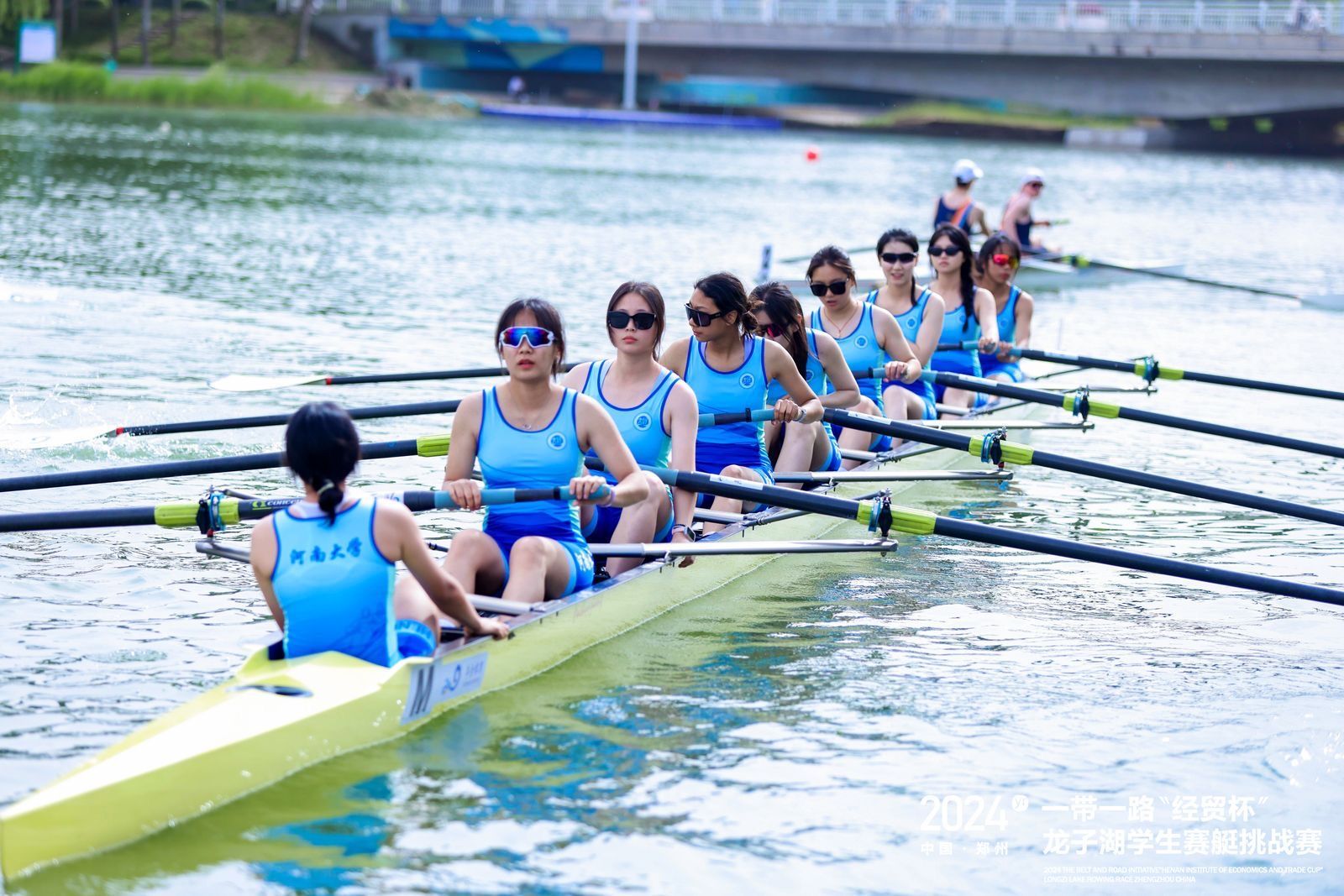 郑州市人民政府主办,来自八个国家和地区30多个高校的赛艇运动员及