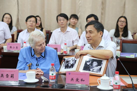 关爱和赠送给吴雪莉先生一本相册_副本